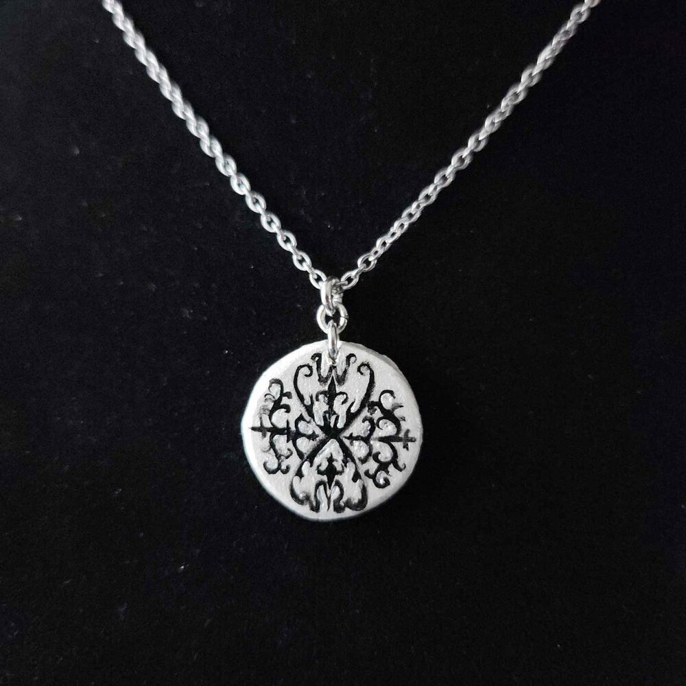 Victorian gothic thorns silver circle pendant necklace - Picture 2 of 13